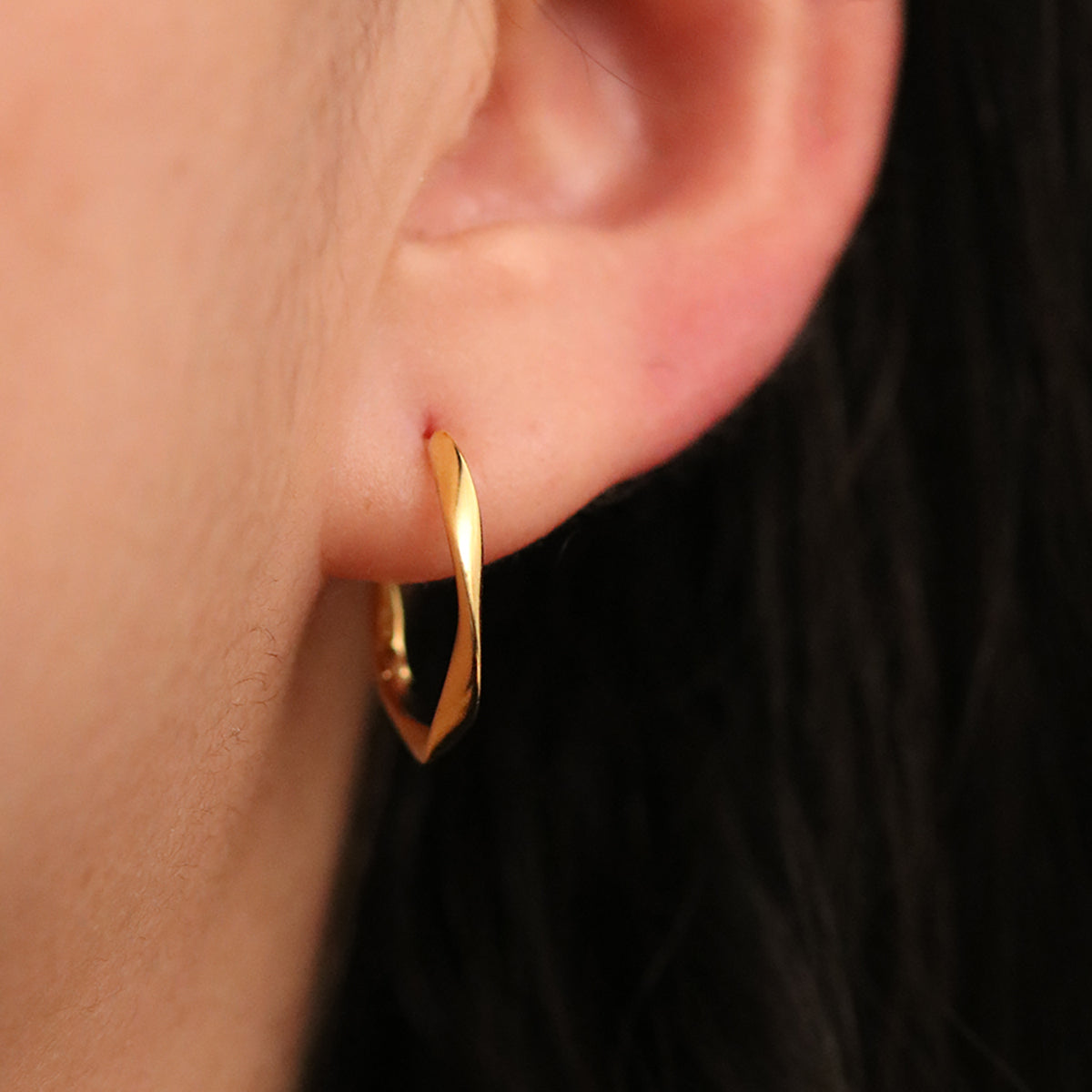 Twisted one-touch earrings-1